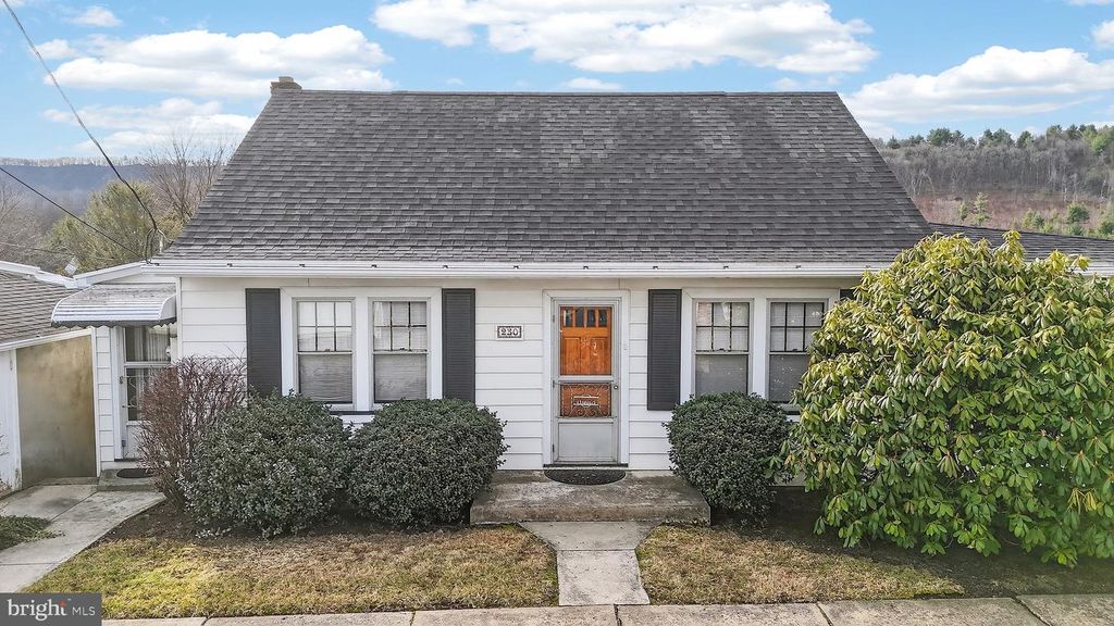 230 W HOWARD AVE, Coaldale, PA 18218