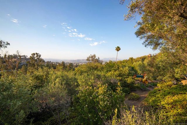 10010 Shadow Rd, La Mesa, CA 91941