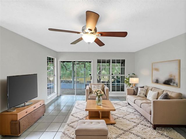 6902 LAKEVIEW COURT, Tampa, FL 33634