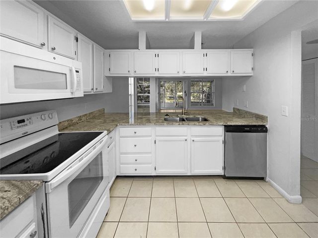 6902 LAKEVIEW COURT, Tampa, FL 33634