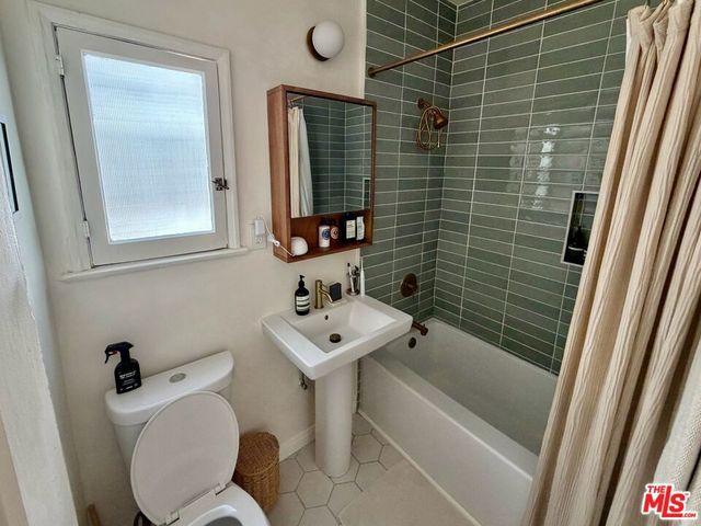 1111 N Vista Street, Los Angeles, CA 90046
