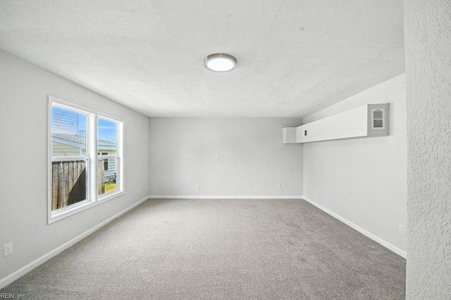 7 Lighthouse DR, Hampton, VA 23664