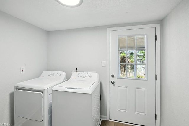 7 Lighthouse DR, Hampton, VA 23664