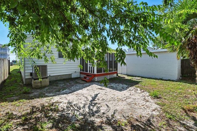 7 Lighthouse DR, Hampton, VA 23664