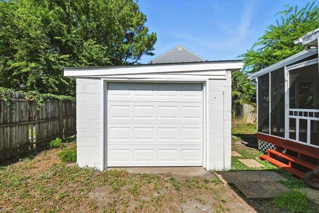 7 Lighthouse DR, Hampton, VA 23664