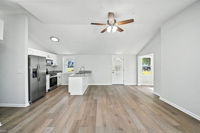 7 Lighthouse DR, Hampton, VA 23664