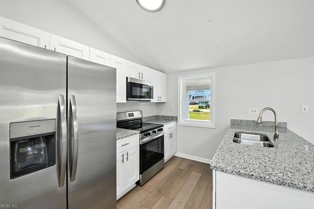 7 Lighthouse DR, Hampton, VA 23664