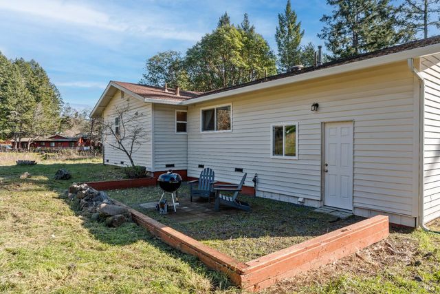 2021 Peacock Dr, Willits, CA 95490