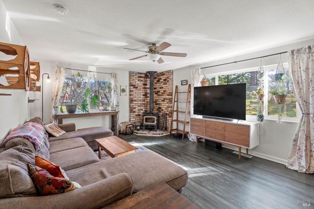 2021 Peacock Dr, Willits, CA 95490