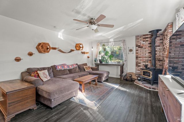 2021 Peacock Dr, Willits, CA 95490