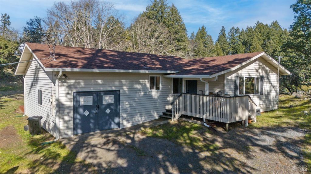 2021 Peacock Dr, Willits, CA 95490