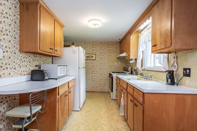 244 Connecticut Ave, Somerset, MA 02726