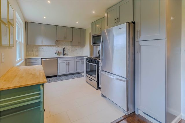 82 Claireview Dr, Scott Twp, PA 15106