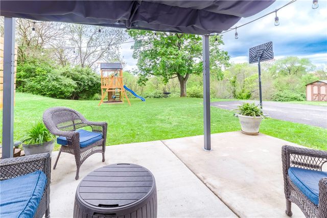82 Claireview Dr, Scott Twp, PA 15106