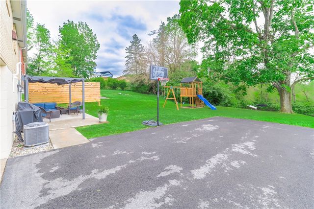 82 Claireview Dr, Scott Twp, PA 15106
