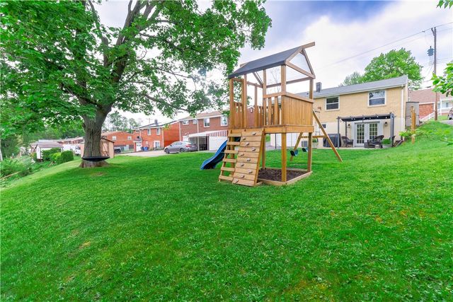 82 Claireview Dr, Scott Twp, PA 15106