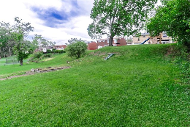 82 Claireview Dr, Scott Twp, PA 15106