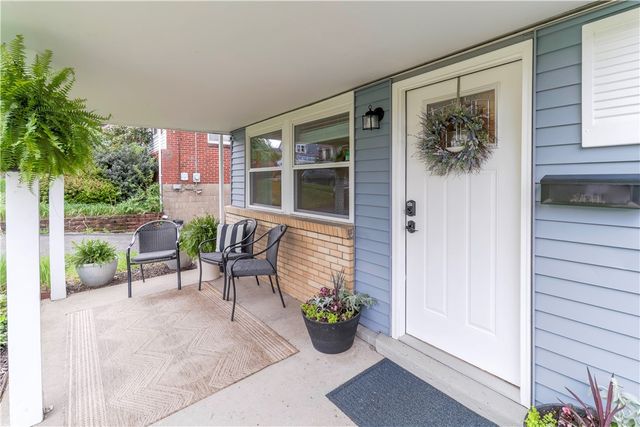 82 Claireview Dr, Scott Twp, PA 15106