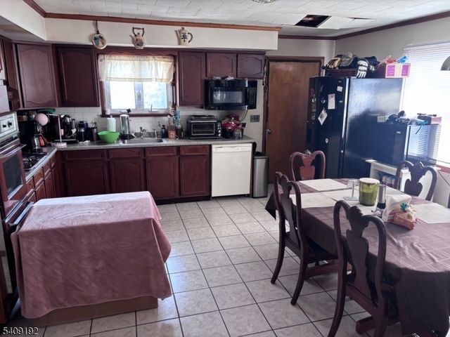 81 Summit Ave, Chatham Boro, NJ 07928