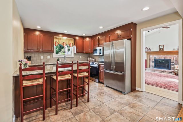 2 Meadowside Drive, Farmington, CT 06085
