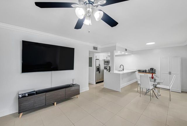 6043 10th Avenue N 129, Greenacres, FL 33463