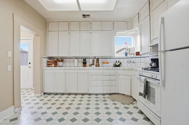 514 California Ave, Oakdale, CA 95361