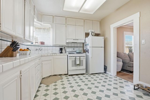 514 California Ave, Oakdale, CA 95361