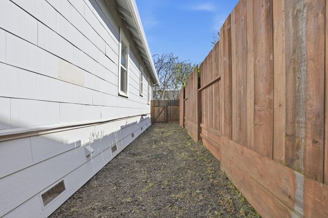 514 California Ave, Oakdale, CA 95361