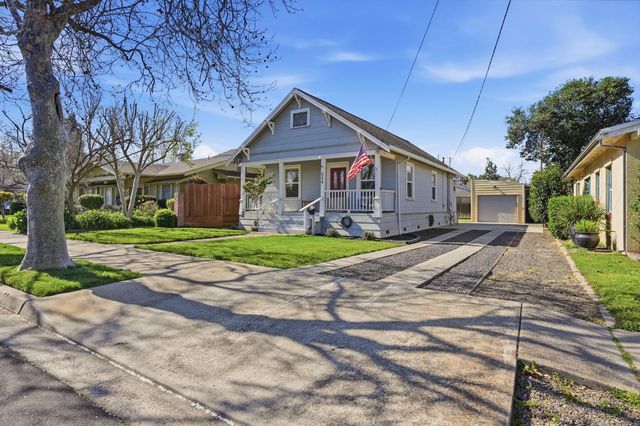 514 California Ave, Oakdale, CA 95361