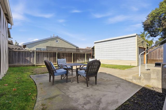 514 California Ave, Oakdale, CA 95361