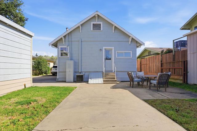 514 California Ave, Oakdale, CA 95361