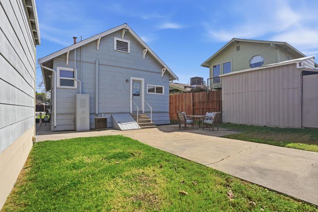 514 California Ave, Oakdale, CA 95361