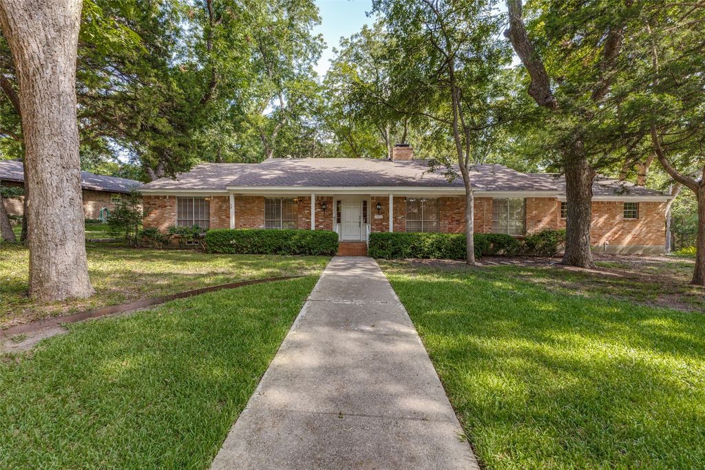 10812 Lochspring Drive, Dallas, TX 75218