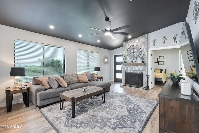 4604 E PIEDMONT Road E, Phoenix, AZ 85044