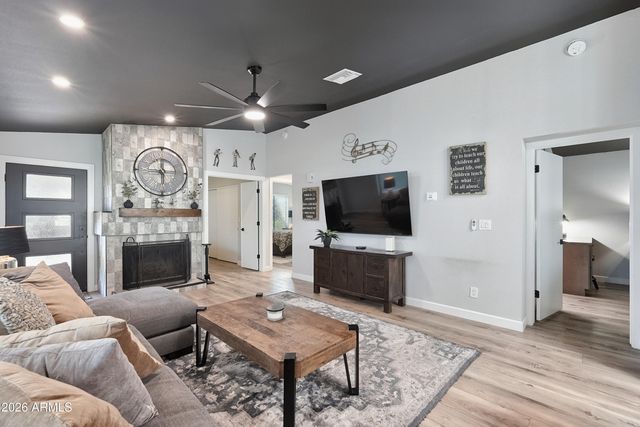 4604 E PIEDMONT Road E, Phoenix, AZ 85044
