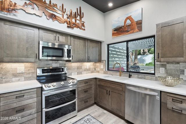 4604 E PIEDMONT Road E, Phoenix, AZ 85044
