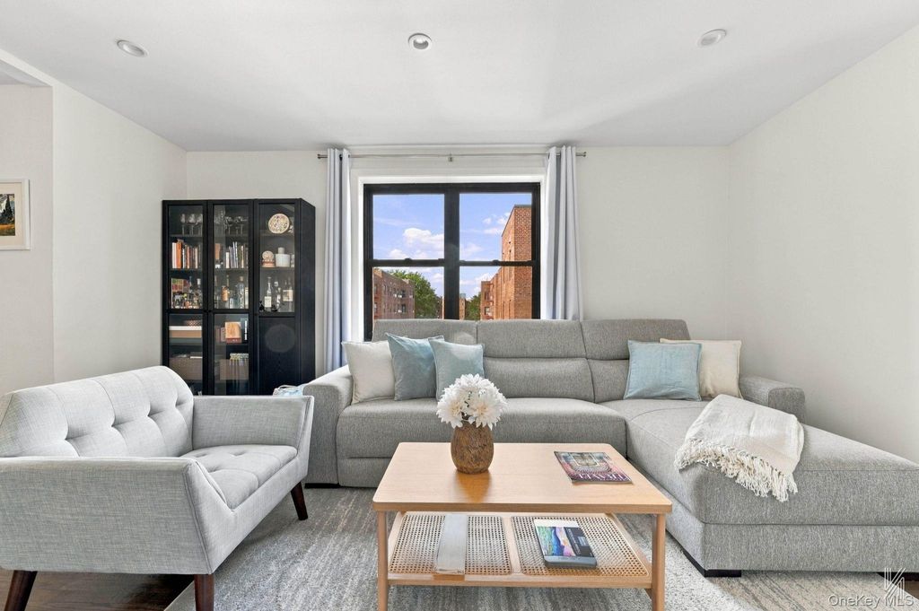 88-09 Northern Boulevard 506, Jackson Heights, NY 11372 — photo 2