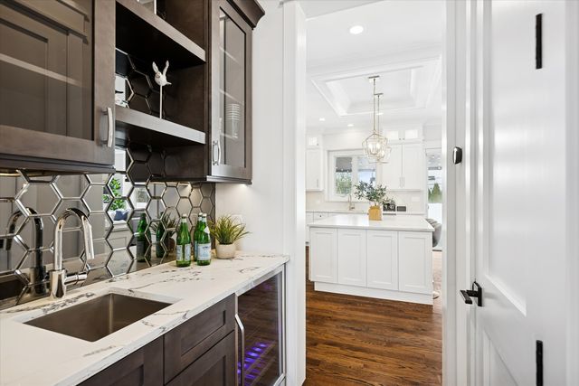 432 N Ridgeland Avenue, Elmhurst, IL 60126