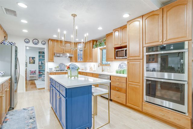 200 LAKERIDGE Road, Lakeside, TX 76108