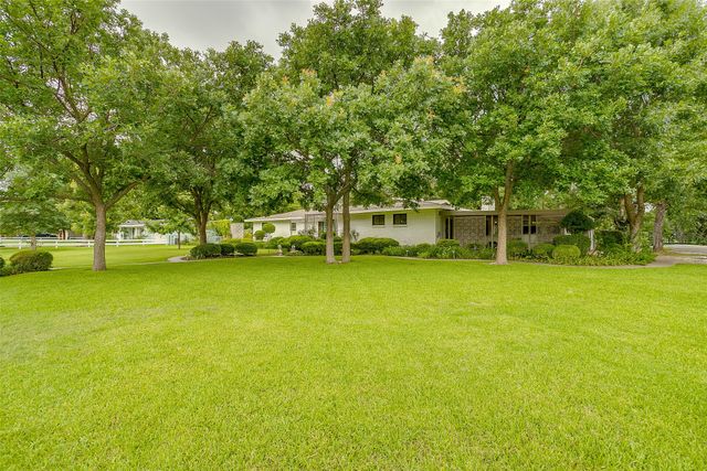 200 LAKERIDGE Road, Lakeside, TX 76108