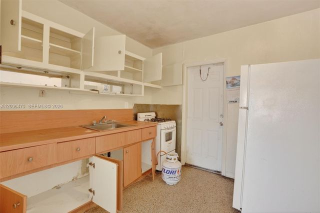 2110 NW 24th St, Miami, FL 33142