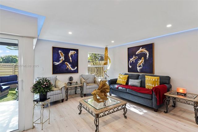 10310 NW 5th Ter 4-26, Miami, FL 33172