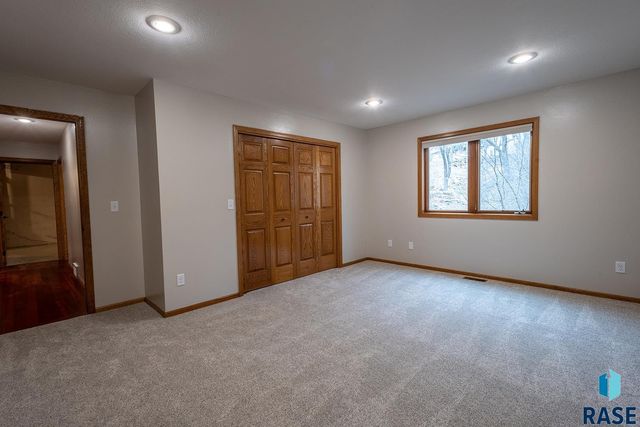 7 N Sun Valley Pl Place, Sioux Falls, SD 57110