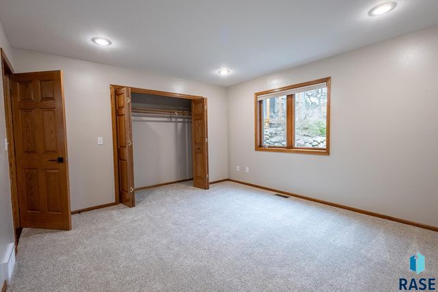 7 N Sun Valley Pl Place, Sioux Falls, SD 57110