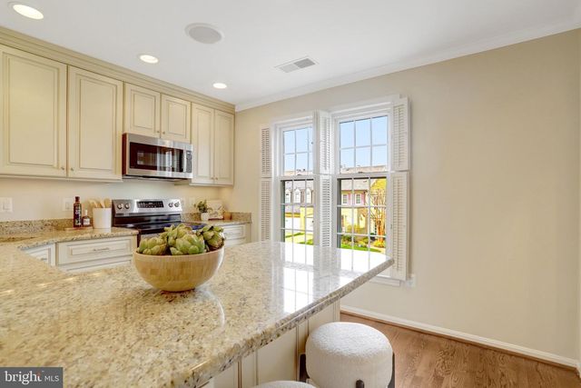 2325 S QUEEN ST, Arlington, VA 22202