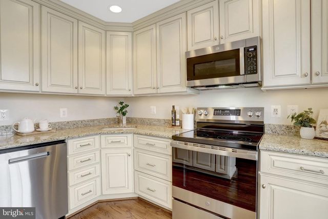 2325 S QUEEN ST, Arlington, VA 22202