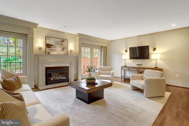 2325 S QUEEN ST, Arlington, VA 22202