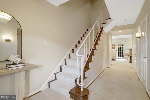 2325 S QUEEN ST, Arlington, VA 22202