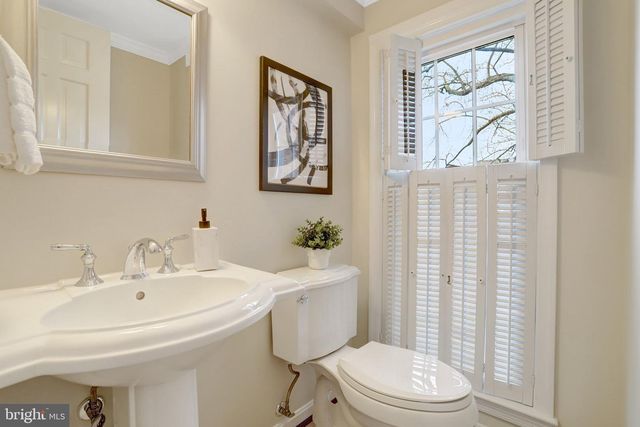 2325 S QUEEN ST, Arlington, VA 22202