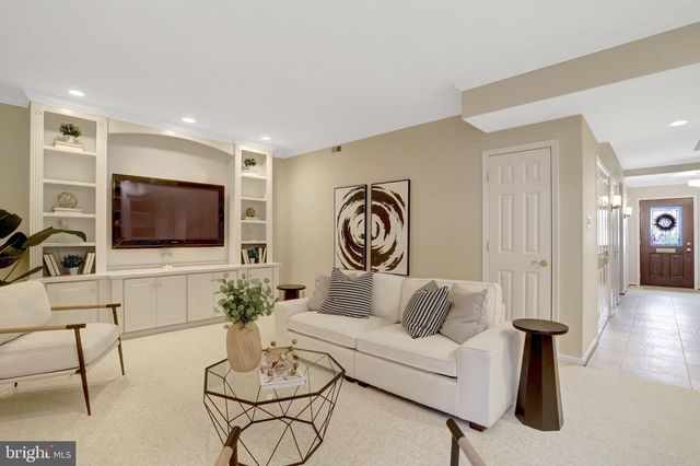 2325 S QUEEN ST, Arlington, VA 22202